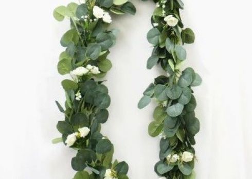 Girlanda ze sztucznego eukaliptusa i białych kwiatów