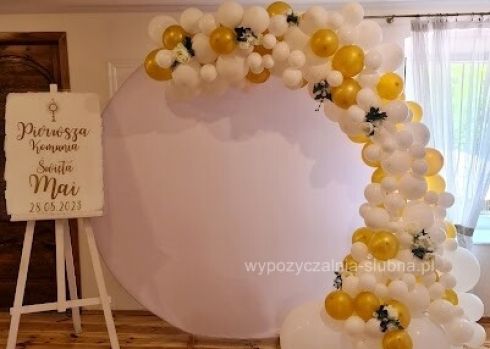 Ścianka z girlandą balonową oraz kwiatami sztucznymi