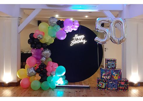 Ścianki  czarne koło z balonami  ( dowolna aranżacja )