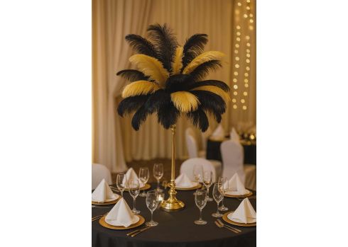 Strusie pióra czarne i złote na złotym stojaku